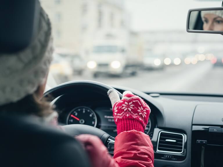 Frau am Steuer Winter Handschuhe Frau, Auto, Lenkrad, Steuer, Winter, Handschuhe, Verkehr