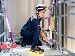 TÜV NORD Sachverständige prüft einen Aufzug